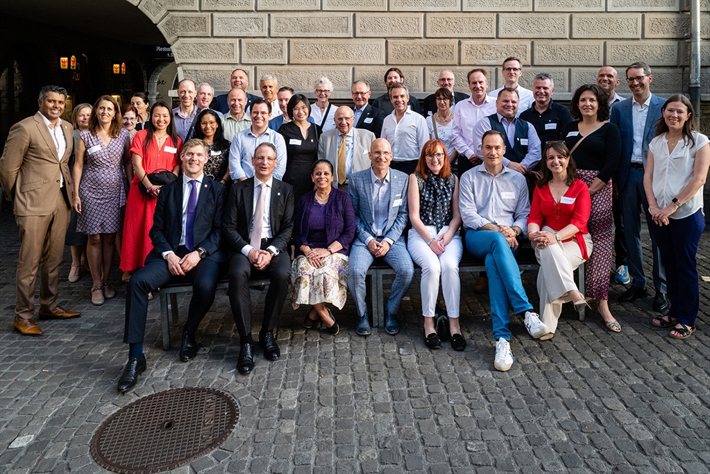 More than 40 alumni members and guests outside Haus zum Ruden in Zürich